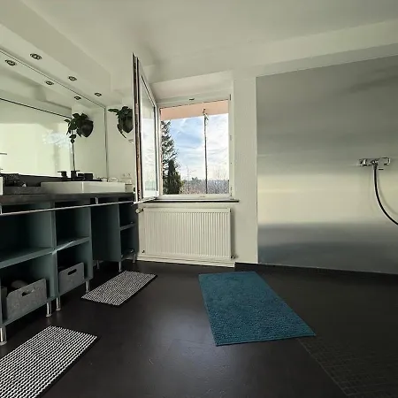 דירה Schiller Ferienwohnung, Pool, Nideggen, Eifel נידגן