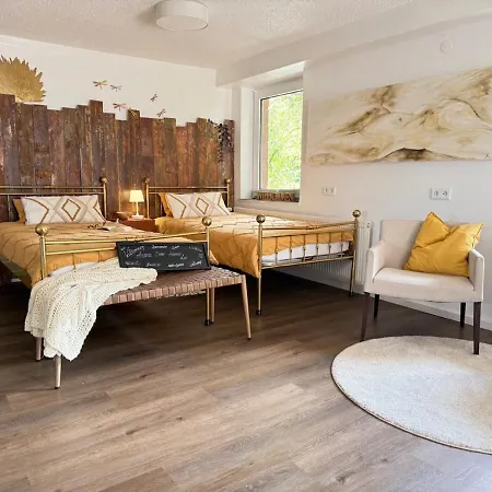 Schiller Ferienwohnung, Pool, Nideggen, Eifel Apartmán *