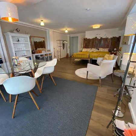 Schiller Ferienwohnung, Pool, Nideggen, Eifel * נידגן